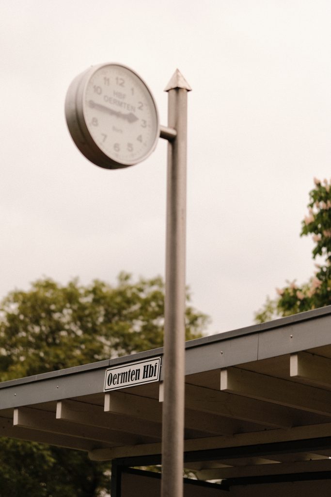 Bahnhofshäuschen mit Bahnhofsuhr