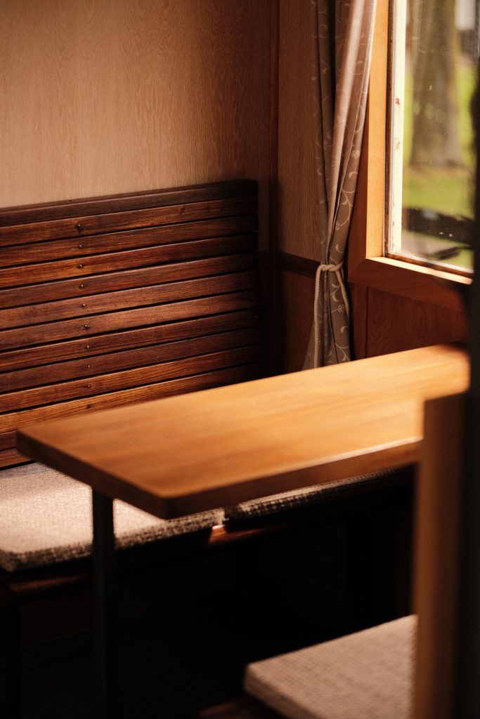 Sitzecke mit vier Sitzplätz (2x im Waggon)