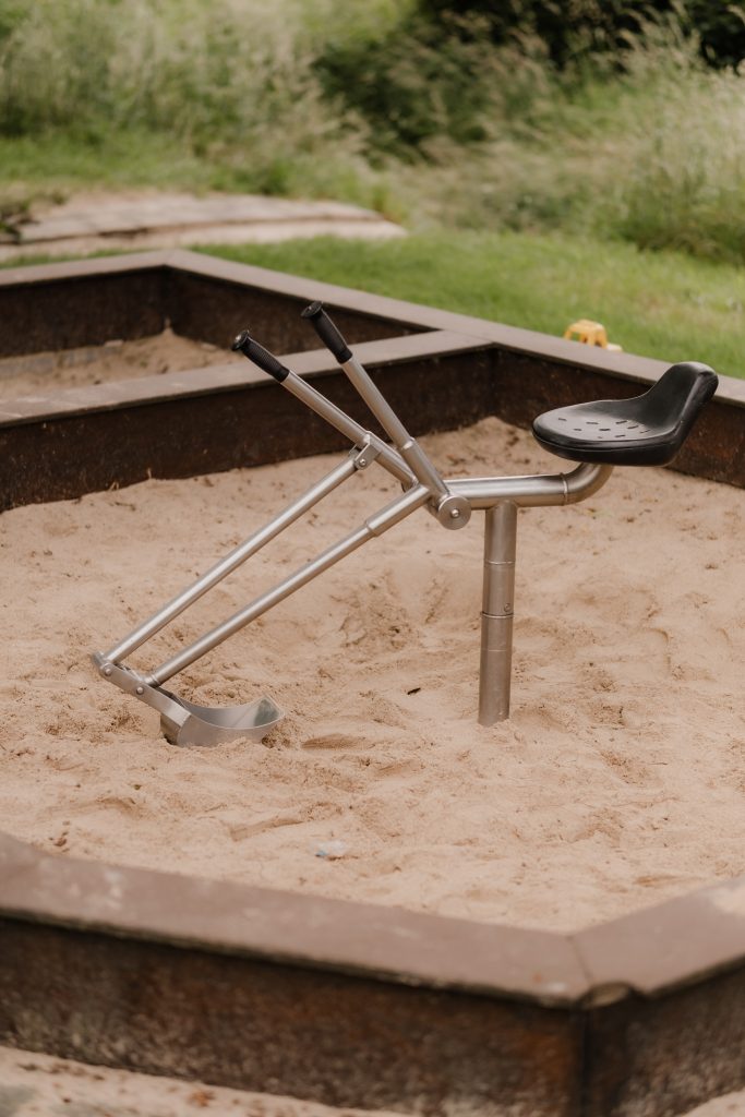 Sandkasten mit Baggerstation