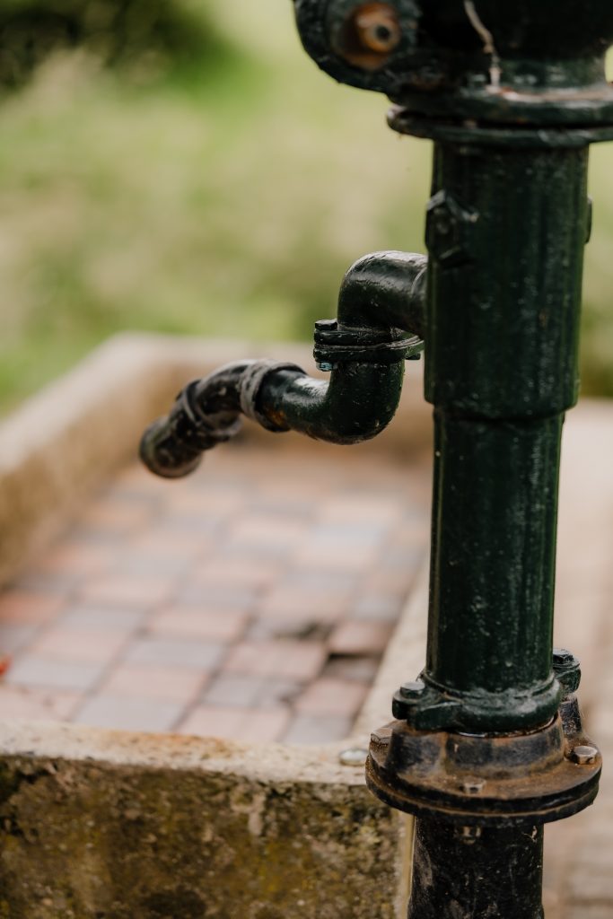 Retro-Wasserpumpe mit Ablaufbecken